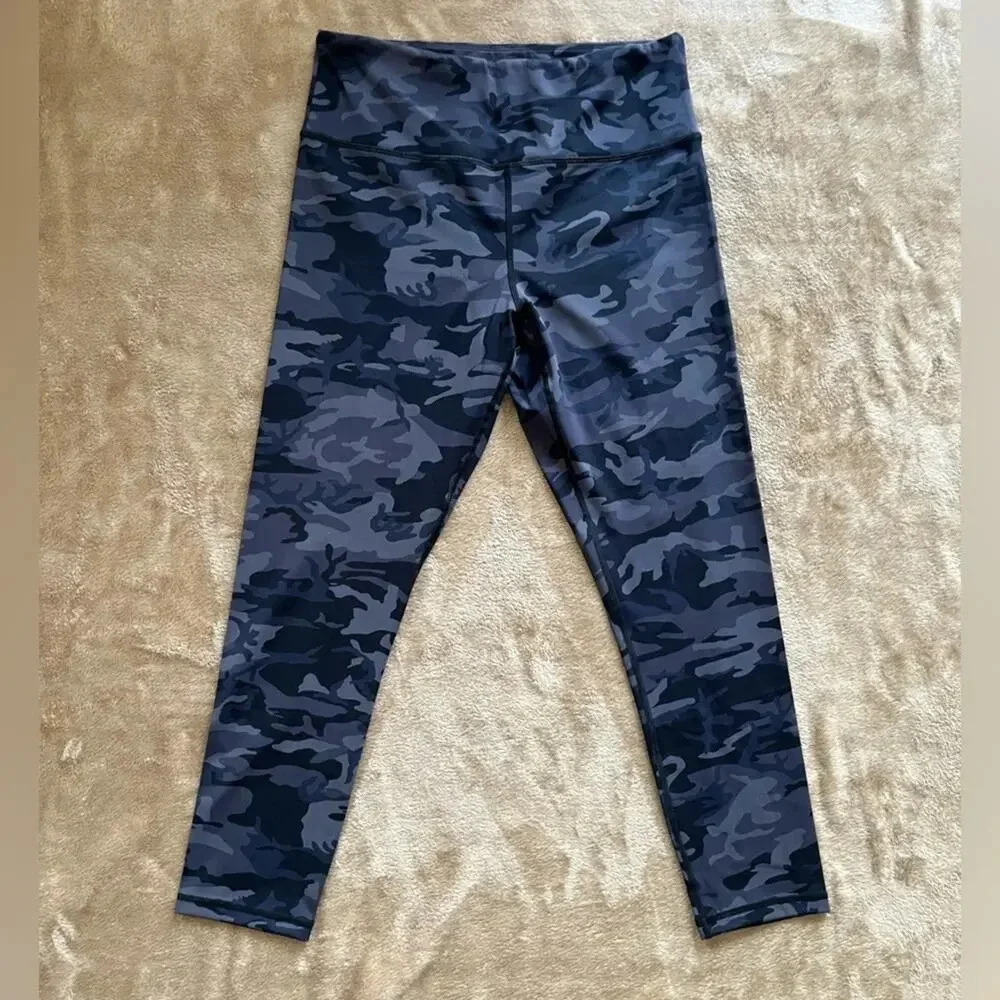 Zyia Active‎ Black/Gray Camo Cropped Leggings Size 8-10